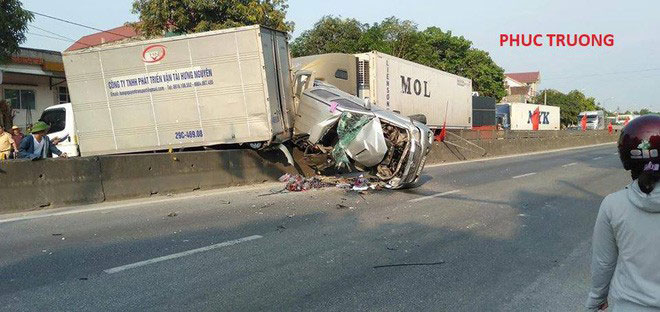 Video: Khoảnh khắc container đâm văng ô tô qua dải phân cách, gây tai nạn liên hoàn ở Hà Tĩnh