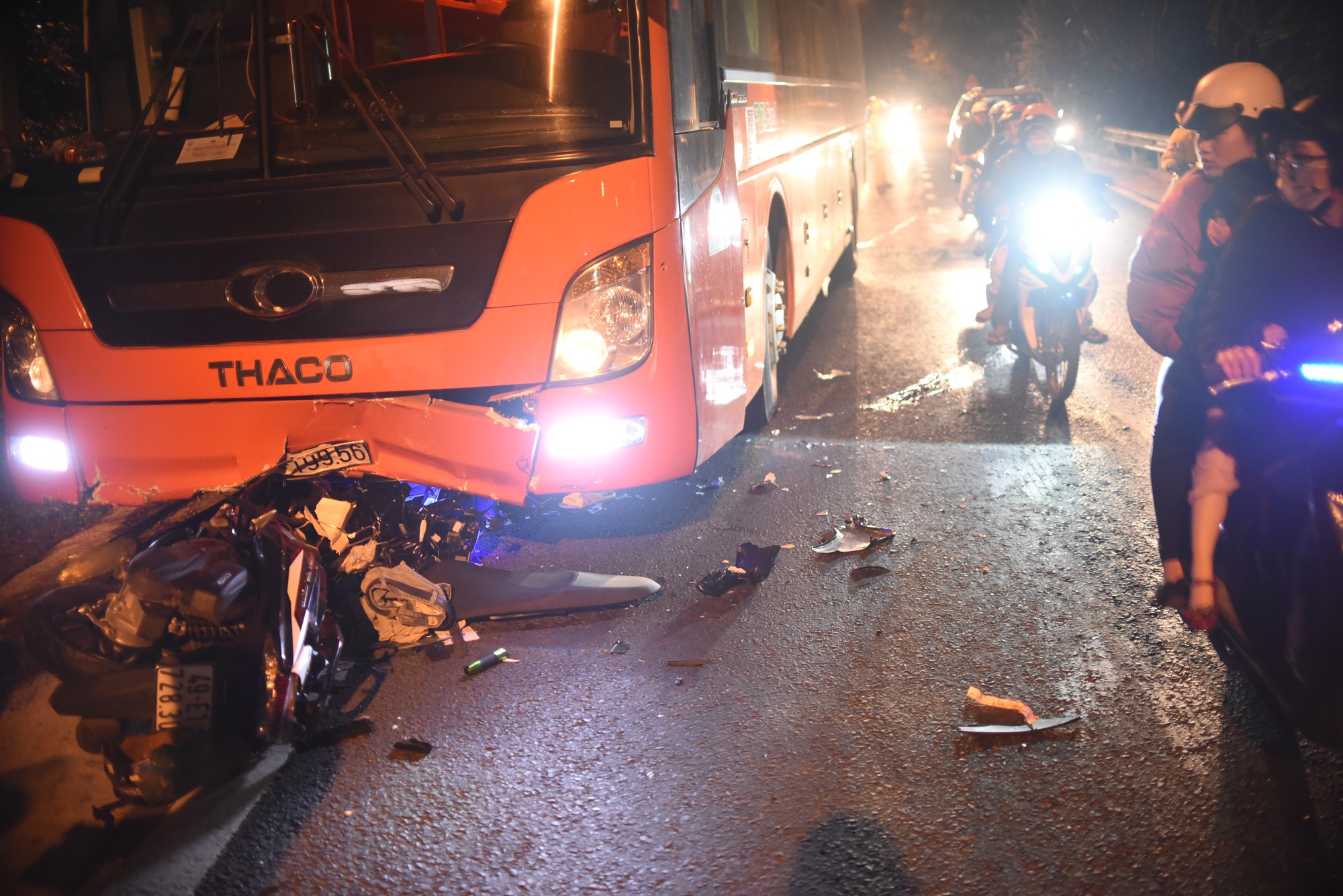 Xe máy tông trực diện vào xe khách khi đang đổ đèo, 2 người thương vong