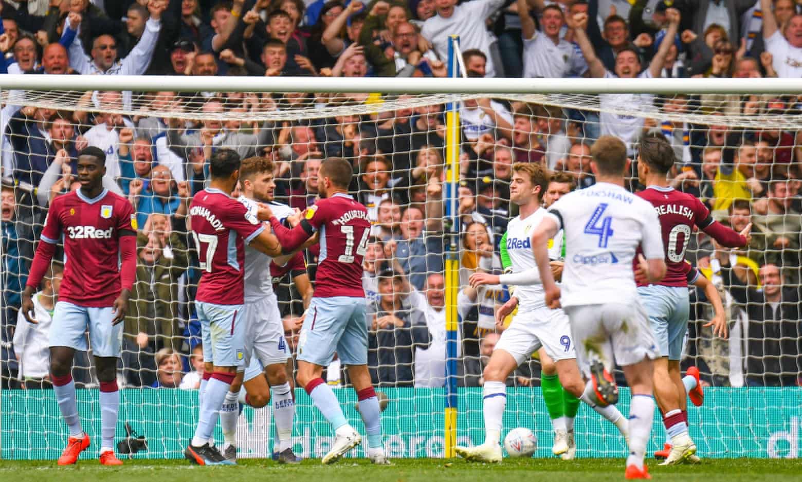 Drama chưa từng có trong lịch sử bóng đá: Ghi bàn thắng bẩn rồi nguyên team đứng yên trả lại bàn cho đội bạn