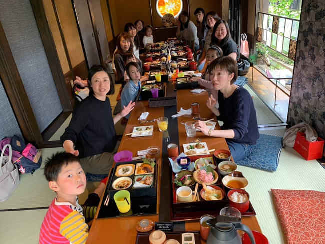 Xôn xao clip cô nàng khôn lỏi vào nhà hàng uống nước chanh mà tránh trả tiền, dân mạng liền chia sẻ những ca kinh điển