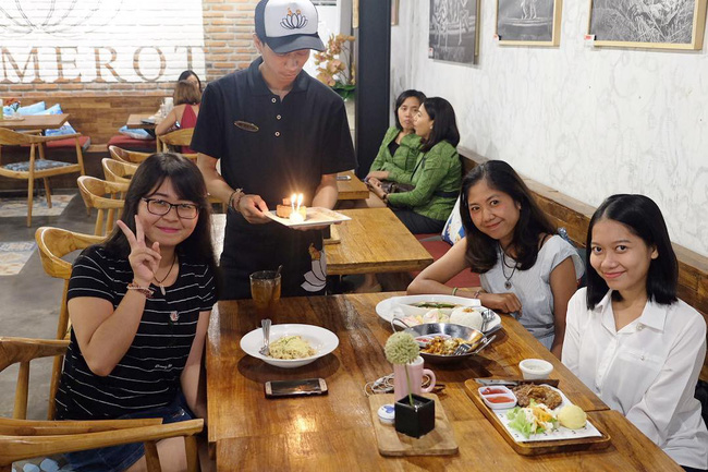 Xôn xao clip cô nàng khôn lỏi vào nhà hàng uống nước chanh mà tránh trả tiền, dân mạng liền chia sẻ những ca kinh điển