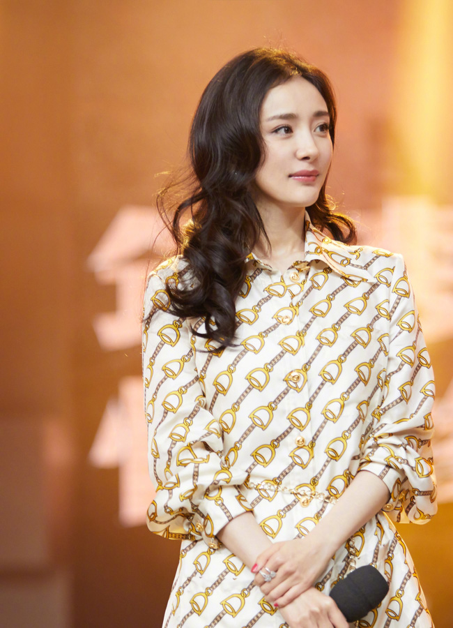 Sau tin đồn có thai với Hoắc Kiến Hoa, Dương Mịch lần đầu xuất hiện rạng rỡ bên người tình