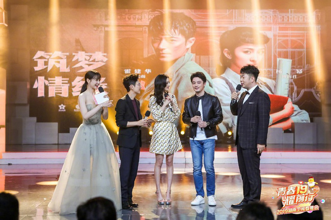 Sau tin đồn có thai với Hoắc Kiến Hoa, Dương Mịch lần đầu xuất hiện rạng rỡ bên người tình