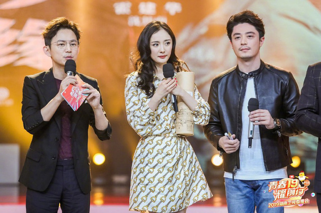 Sau tin đồn có thai với Hoắc Kiến Hoa, Dương Mịch lần đầu xuất hiện rạng rỡ bên người tình