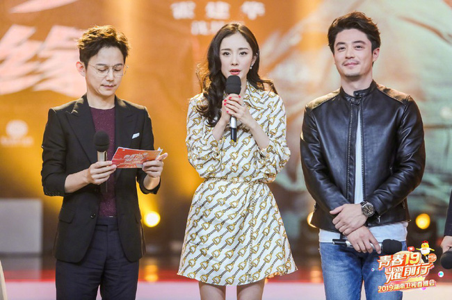 Sau tin đồn có thai với Hoắc Kiến Hoa, Dương Mịch lần đầu xuất hiện rạng rỡ bên người tình