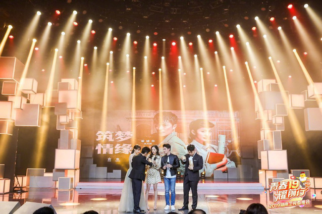 Sau tin đồn có thai với Hoắc Kiến Hoa, Dương Mịch lần đầu xuất hiện rạng rỡ bên người tình