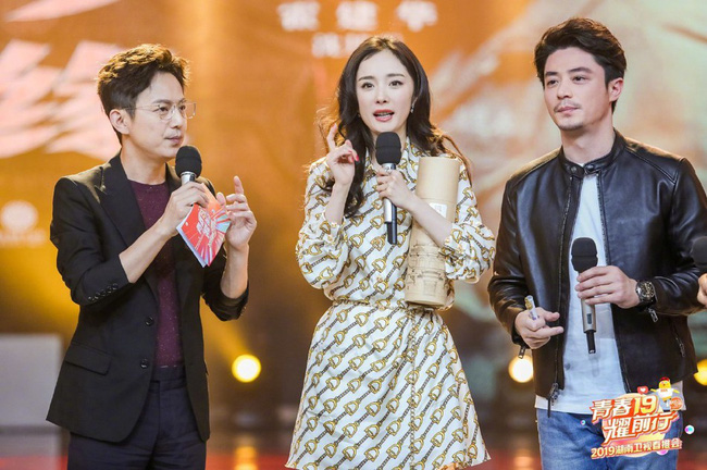 Sau tin đồn có thai với Hoắc Kiến Hoa, Dương Mịch lần đầu xuất hiện rạng rỡ bên người tình