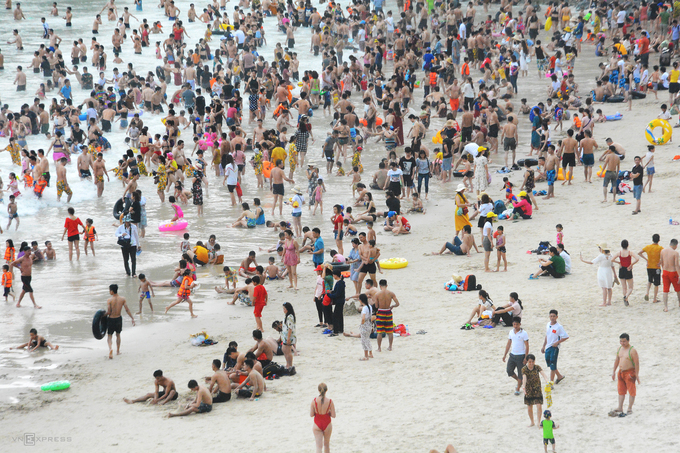 Du khách nêm chặt biển Cát Bà