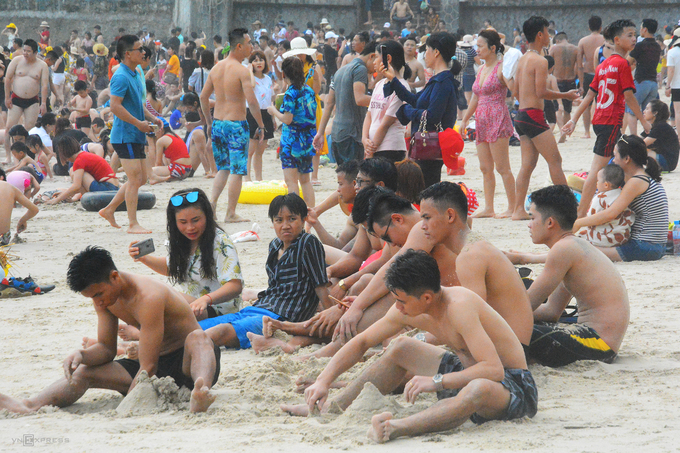 Du khách nêm chặt biển Cát Bà