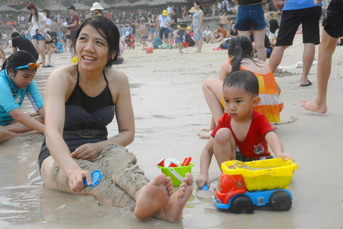 Du khách nêm chặt biển Cát Bà