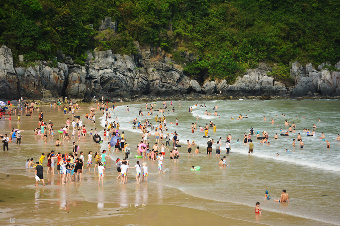 Du khách nêm chặt biển Cát Bà