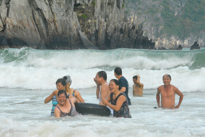 Du khách nêm chặt biển Cát Bà