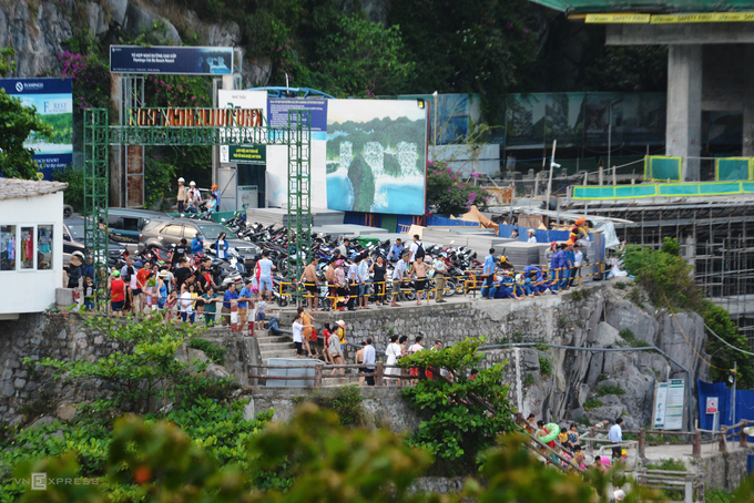 Du khách nêm chặt biển Cát Bà