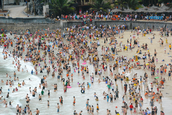 Du khách nêm chặt biển Cát Bà