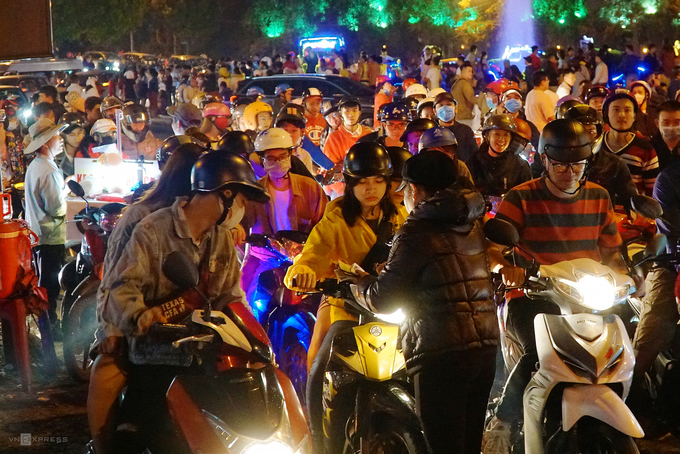 Biển người chen chân ở chợ đêm Đà Lạt dịp lễ 30/4