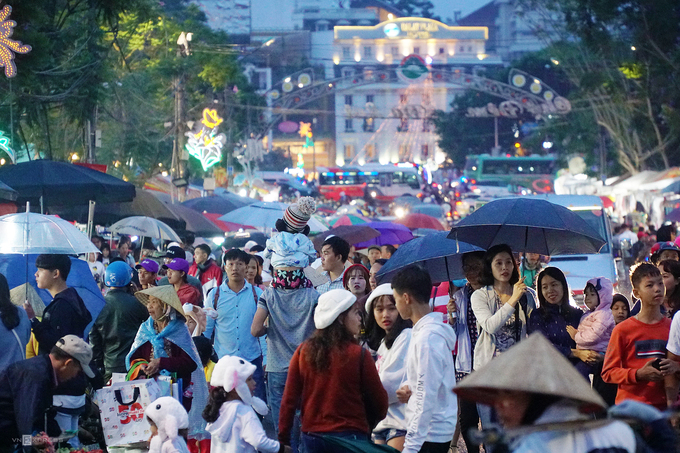 Biển người chen chân ở chợ đêm Đà Lạt dịp lễ 30/4