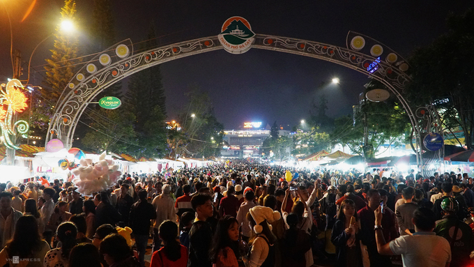 Biển người chen chân ở chợ đêm Đà Lạt dịp lễ 30/4