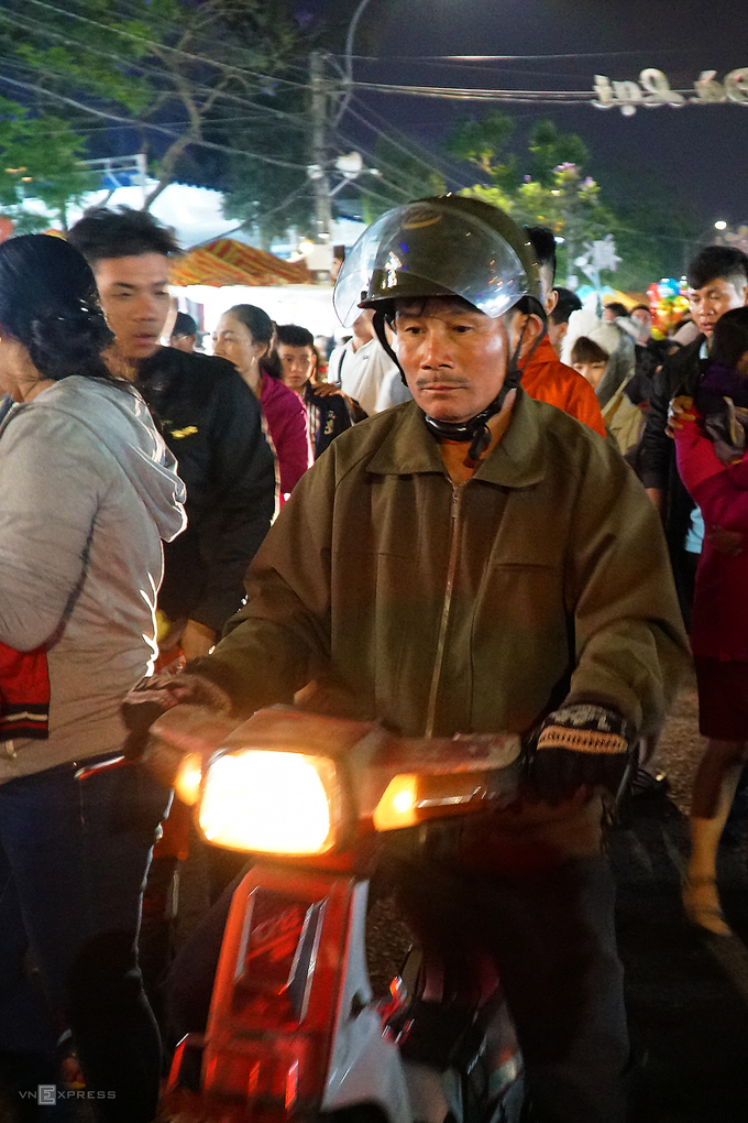 Biển người chen chân ở chợ đêm Đà Lạt dịp lễ 30/4