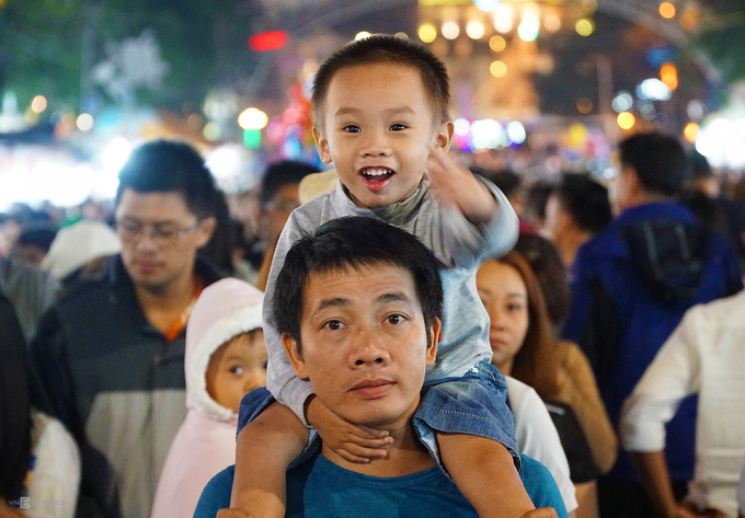 Biển người chen chân ở chợ đêm Đà Lạt dịp lễ 30/4