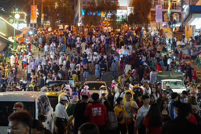 Biển người chen chân ở chợ đêm Đà Lạt dịp lễ 30/4