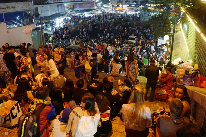 Biển người chen chân ở chợ đêm Đà Lạt dịp lễ 30/4