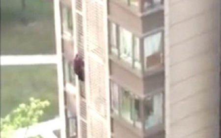 Bị nhốt trong nhà, cụ bà 84 tuổi leo xuống chung cư từ tầng 14