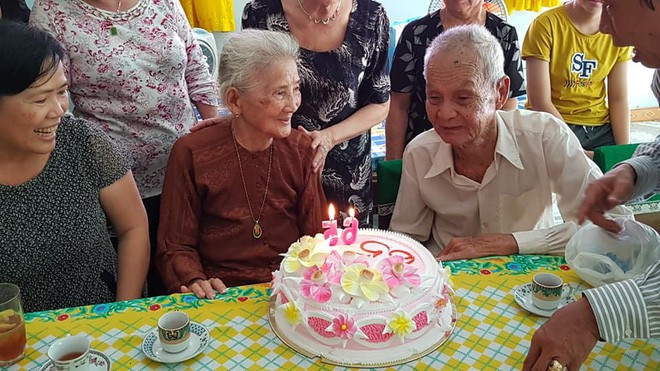 Kiếp này không đến được với nhau thì tui hẹn ông ở kiếp sau - câu nói của bà cụ 93 tuổi sau 65 năm gặp lại mối tình thời thanh xuân khiến nhiều người rưng rưng