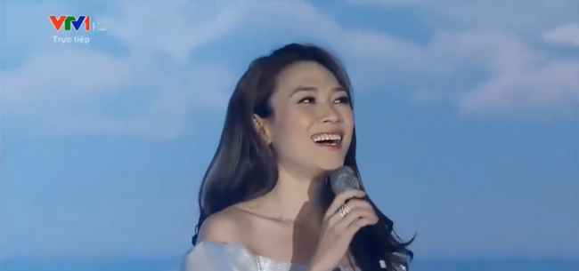 Bị nói hát nhép do gặp sự cố mất điện, Mỹ Tâm vẫn hành động cực chuyên nghiệp thế này