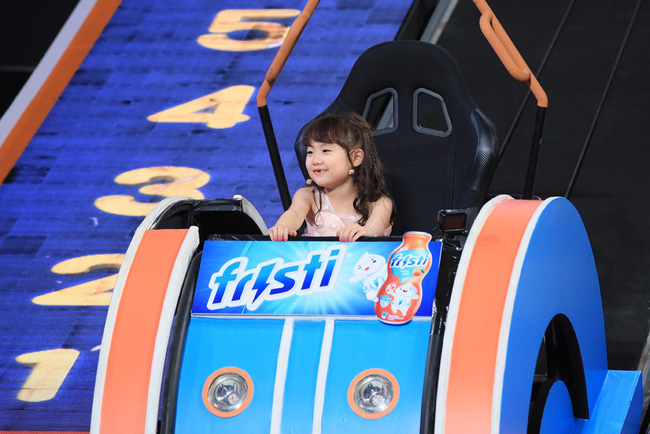 Choáng váng với cô bé thông minh thượng thừa, mới 8 tuổi đã rinh giải kỷ lục 50 triệu trong Nhanh như chớp nhí