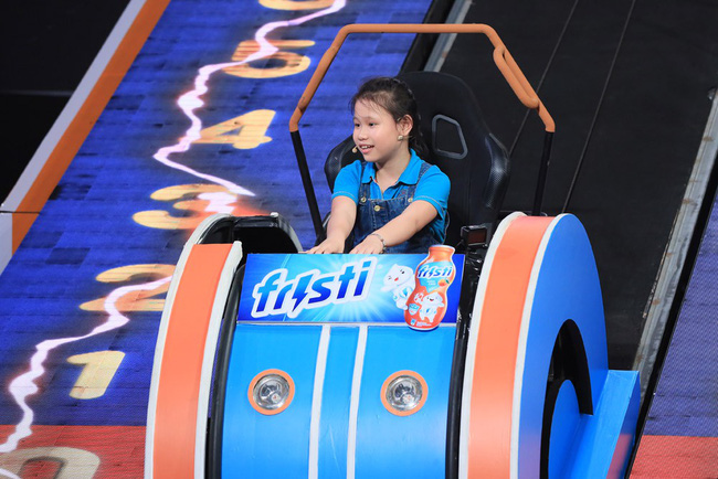 Choáng váng với cô bé thông minh thượng thừa, mới 8 tuổi đã rinh giải kỷ lục 50 triệu trong Nhanh như chớp nhí