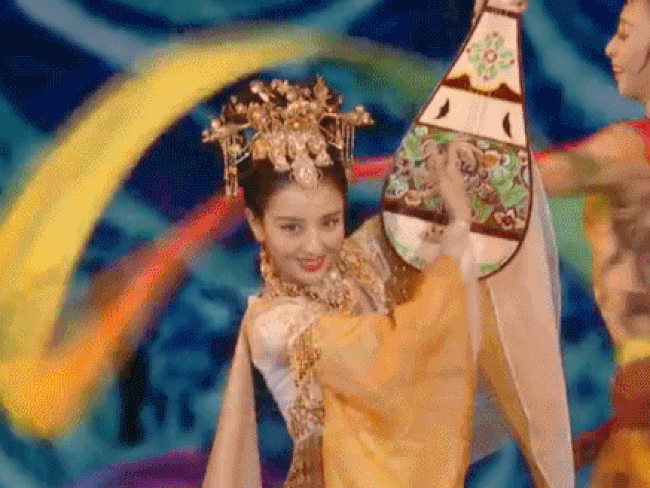 Ngắm 2 vũ nữ đẹp tuyệt trần, là tượng đài nhan sắc ở Tân Cương