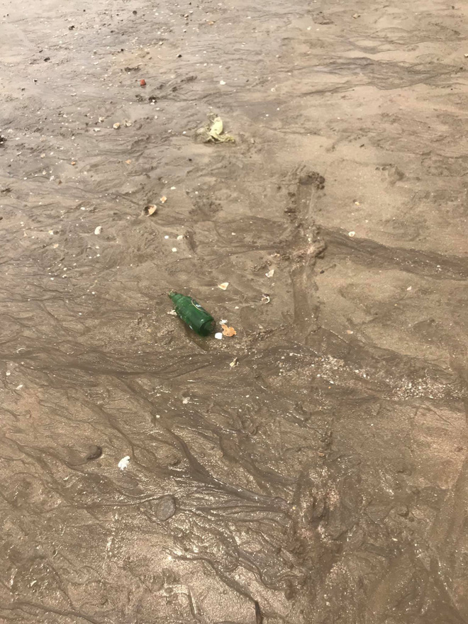 Kinh hãi cảnh rác nổi lềnh bềnh ở bãi biển Đồ Sơn, du khách vẫn vô tư xuống tắm