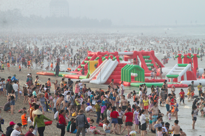 Biển Cửa Lò ken đặc người trong dịp nghỉ lễ