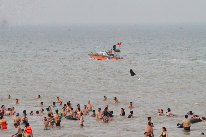 Biển Cửa Lò ken đặc người trong dịp nghỉ lễ