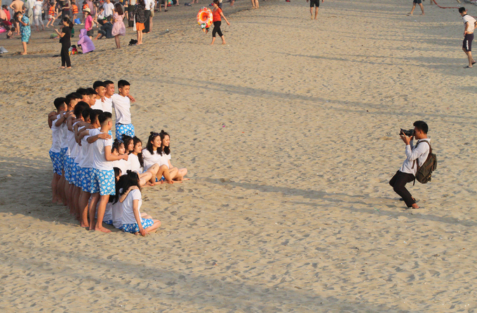 Biển Cửa Lò ken đặc người trong dịp nghỉ lễ