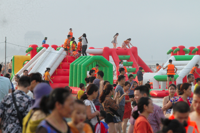 Biển Cửa Lò ken đặc người trong dịp nghỉ lễ