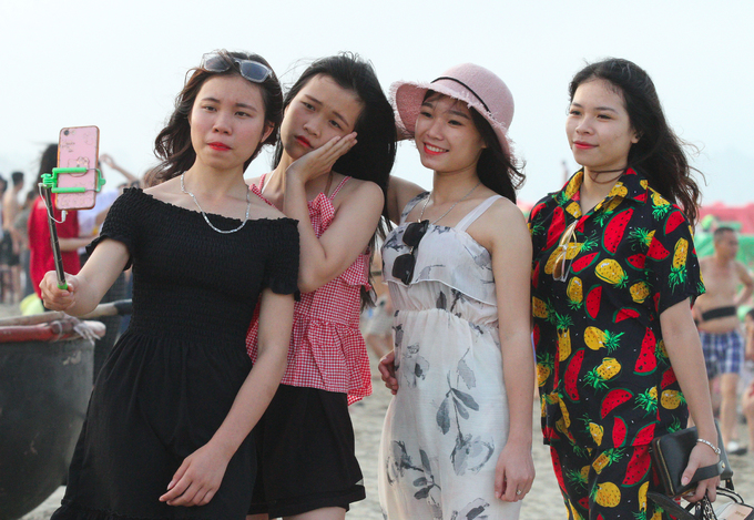 Biển Cửa Lò ken đặc người trong dịp nghỉ lễ