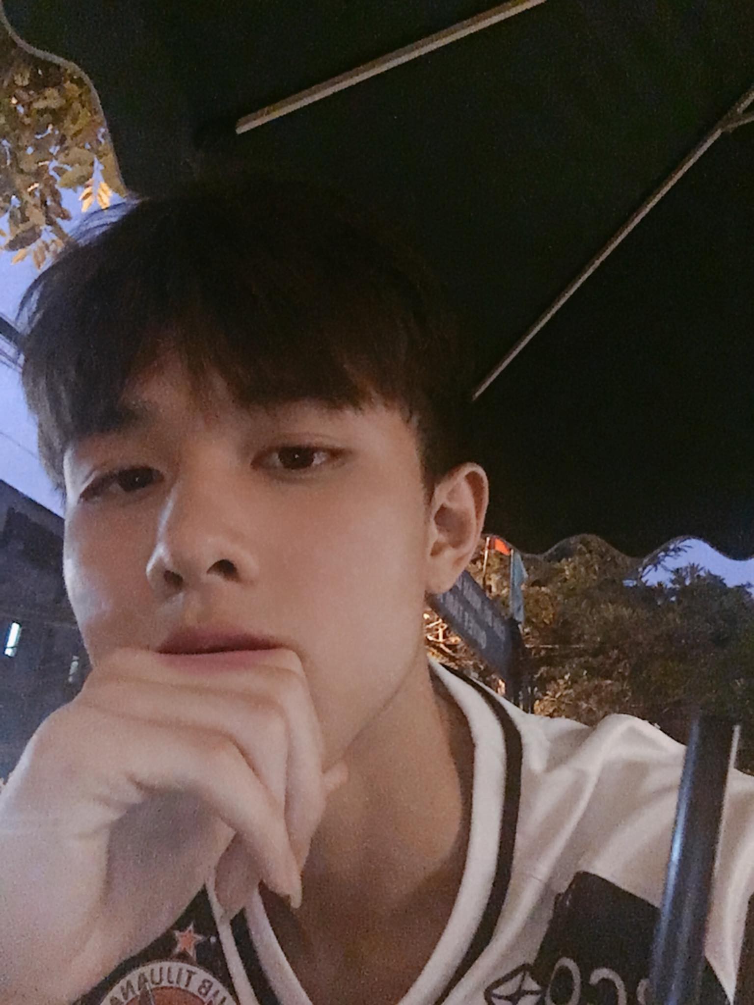 Đẹp trai, da trắng như con gái, nhiều tài lẻ... nam sinh Kinh Công này đang được xin link khắp Facebook