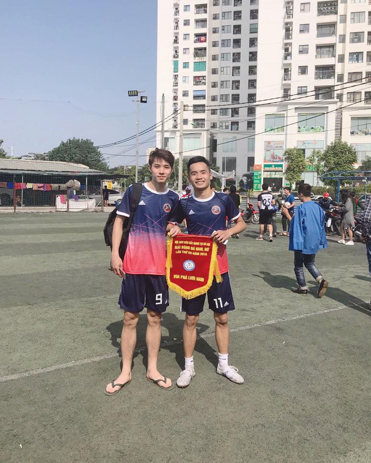 Đẹp trai, da trắng như con gái, nhiều tài lẻ... nam sinh Kinh Công này đang được xin link khắp Facebook