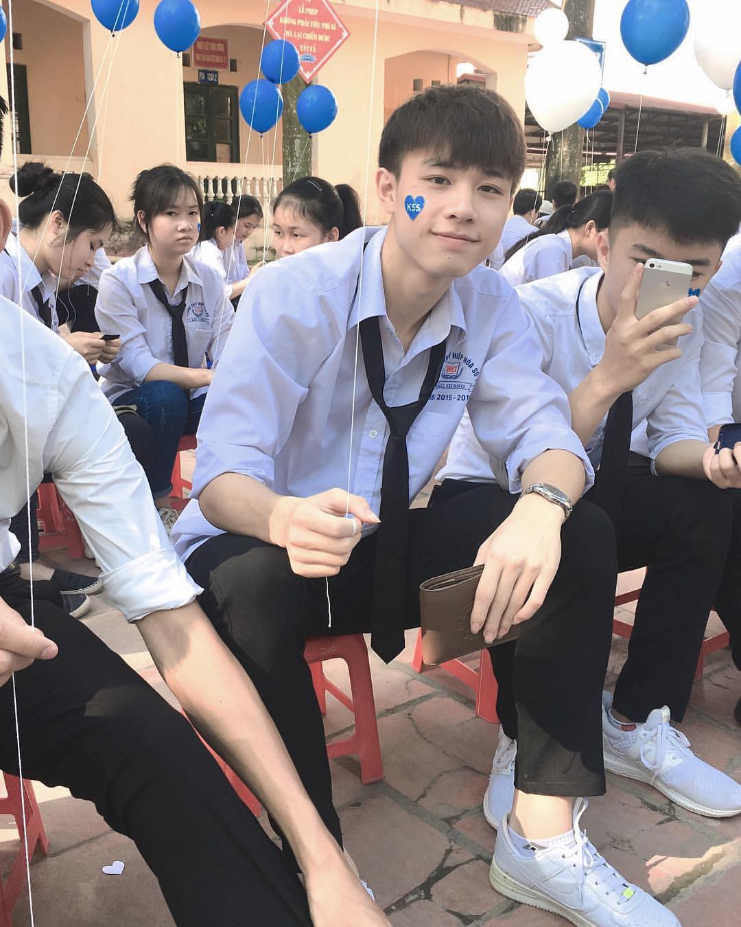 Đẹp trai, da trắng như con gái, nhiều tài lẻ... nam sinh Kinh Công này đang được xin link khắp Facebook