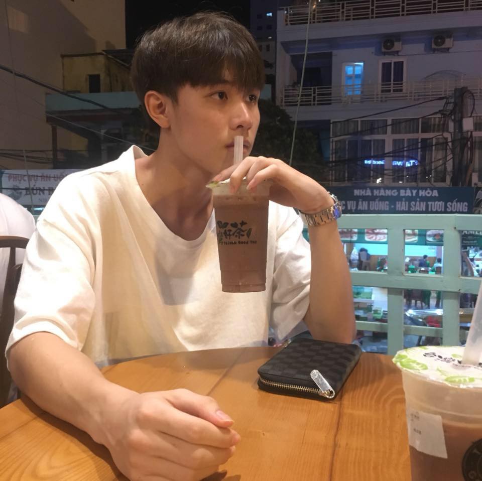 Đẹp trai, da trắng như con gái, nhiều tài lẻ... nam sinh Kinh Công này đang được xin link khắp Facebook