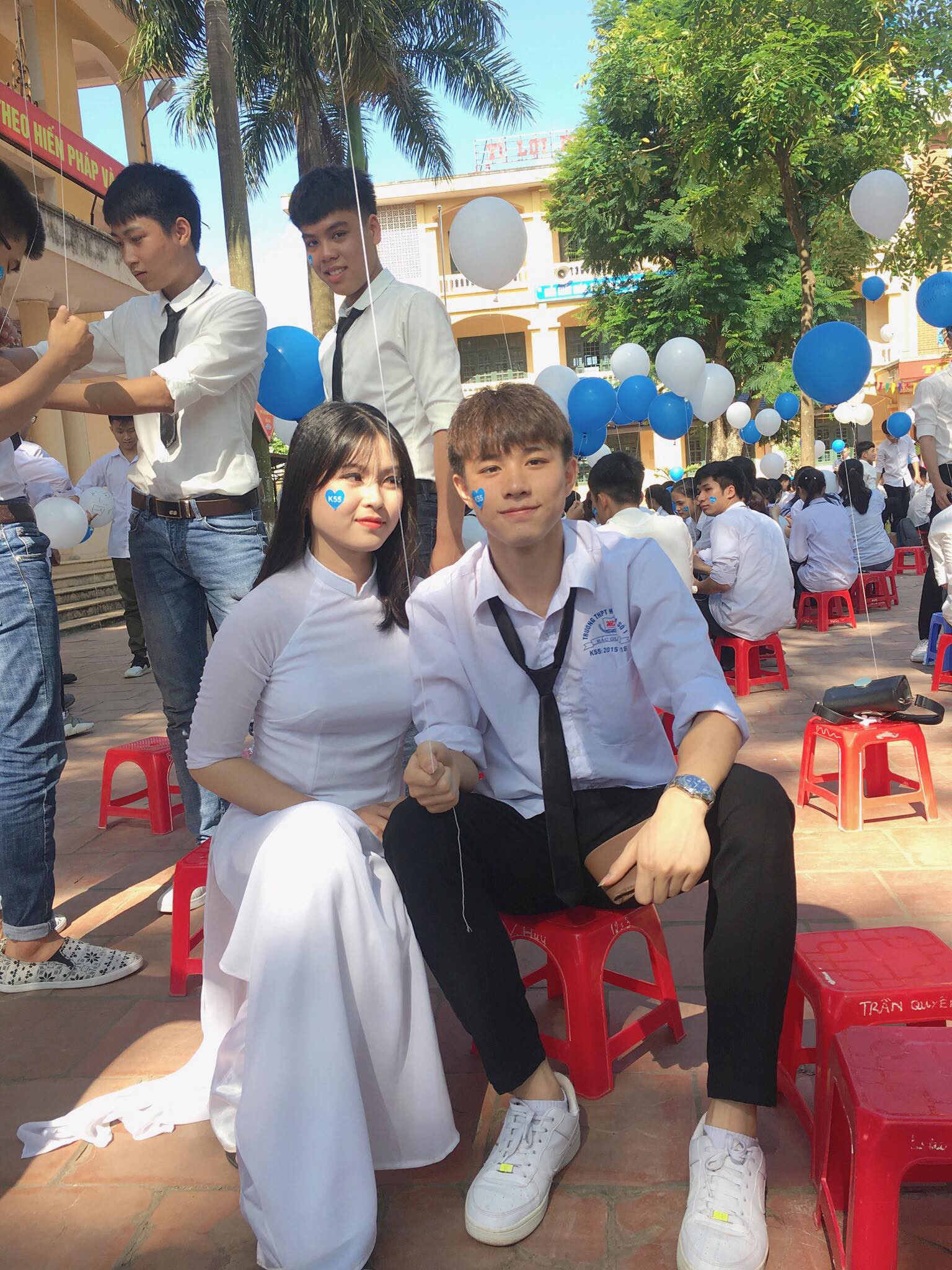 Đẹp trai, da trắng như con gái, nhiều tài lẻ... nam sinh Kinh Công này đang được xin link khắp Facebook