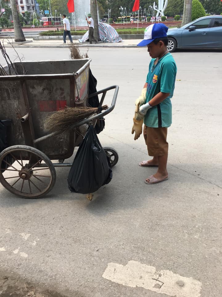 Cảm động hình ảnh cậu bé phụ mẹ thu gom rác trong những ngày nghỉ lễ: Mẹ không được nghỉ, cháu làm cho mẹ đỡ mệt