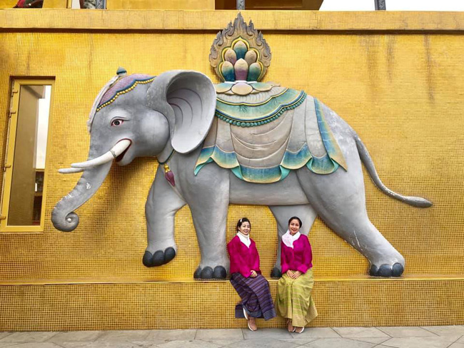 Ngồi xe lăn đi du lịch nước ngoài, Mai Phương xúc động bật khóc khi đứng cầu nguyện cùng Ốc Thanh Vân