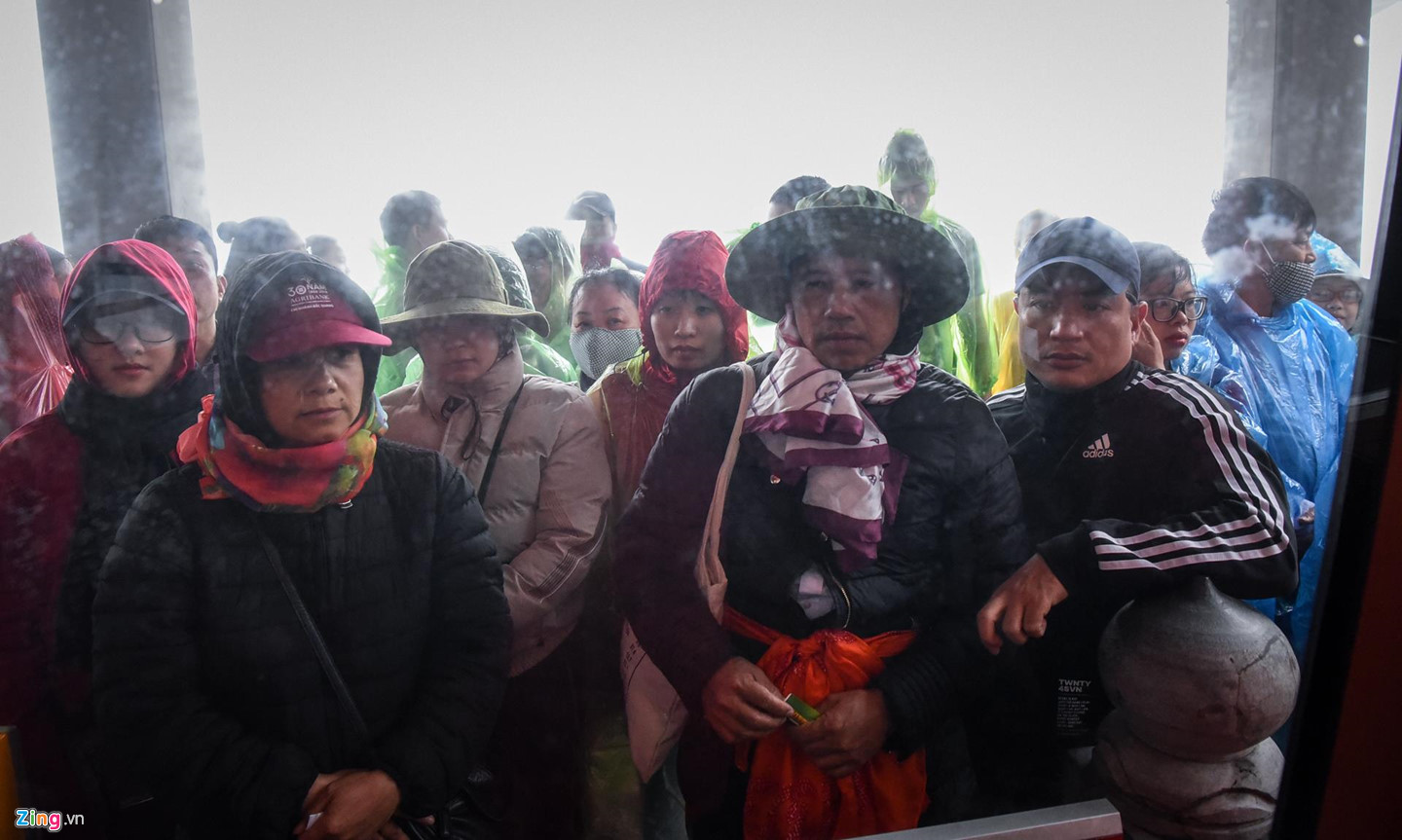 Du khách tận hưởng giá lạnh 13 độ C giữa kỳ nghỉ lễ ở Sa Pa