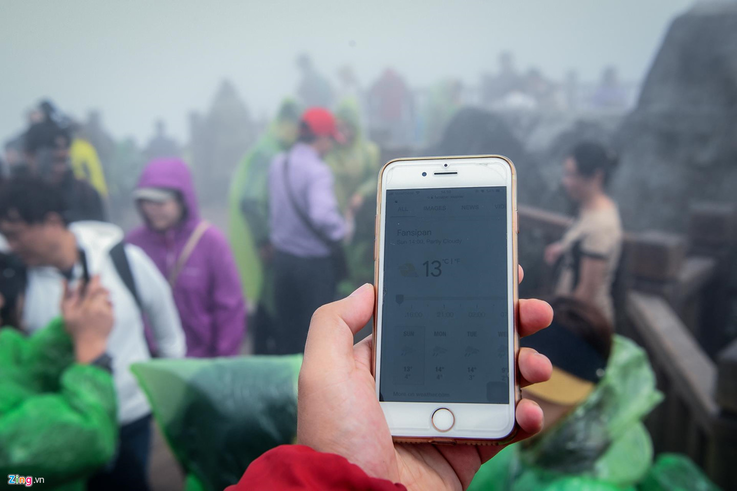 Du khách tận hưởng giá lạnh 13 độ C giữa kỳ nghỉ lễ ở Sa Pa