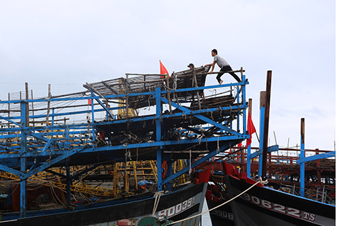 52 ngư dân trôi dạt trên con tàu chết máy ở Hoàng Sa