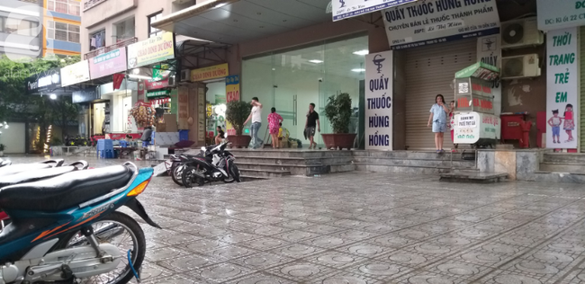 Hà Nội: Chơi dưới sân chung cư, hai bà cháu bị thanh sắt rơi trúng đầu chảy rất nhiều máu