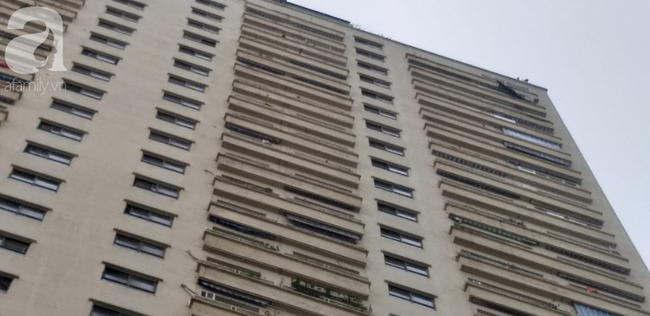 Hà Nội: Chơi dưới sân chung cư, hai bà cháu bị thanh sắt rơi trúng đầu chảy rất nhiều máu