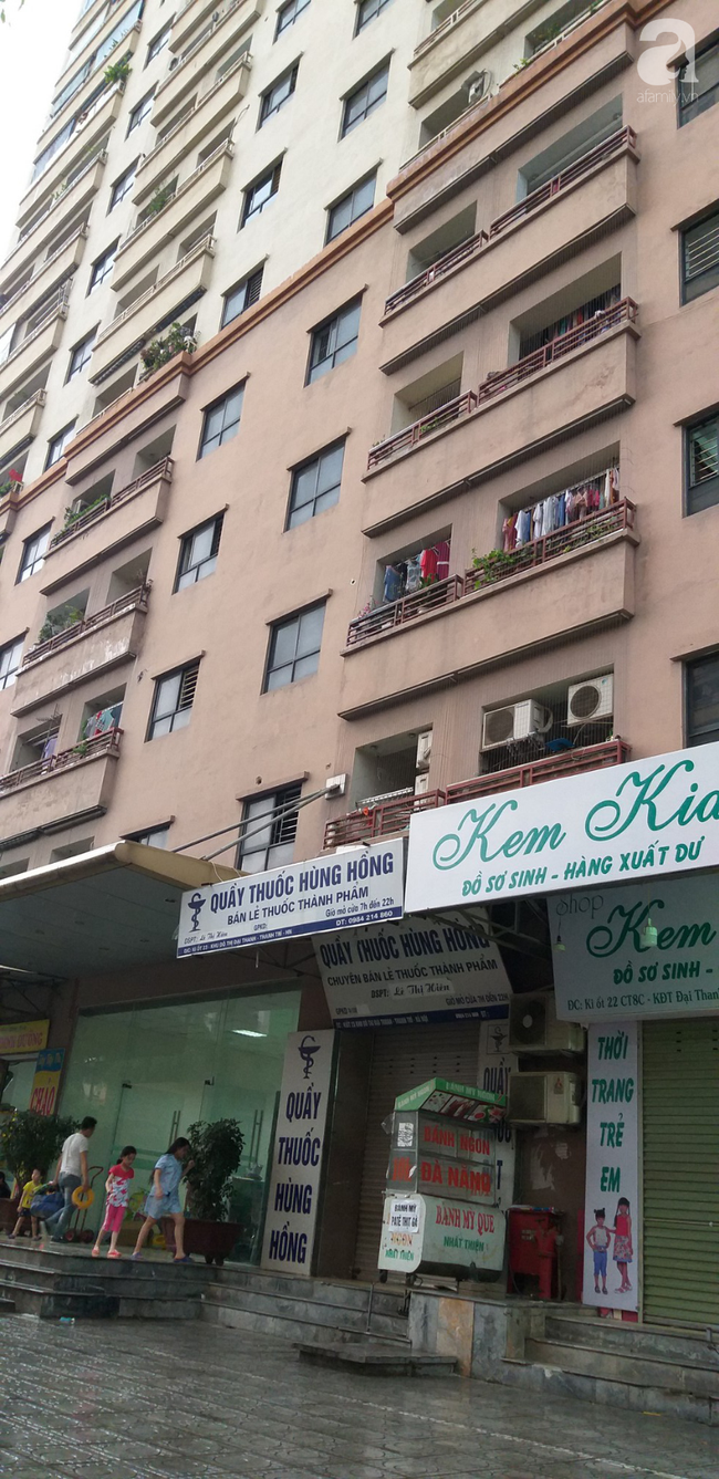 Hà Nội: Chơi dưới sân chung cư, hai bà cháu bị thanh sắt rơi trúng đầu chảy rất nhiều máu